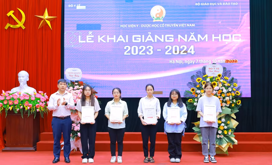 Nhân dịp này, nhiều sinh viên được vinh danh khen thưởng.