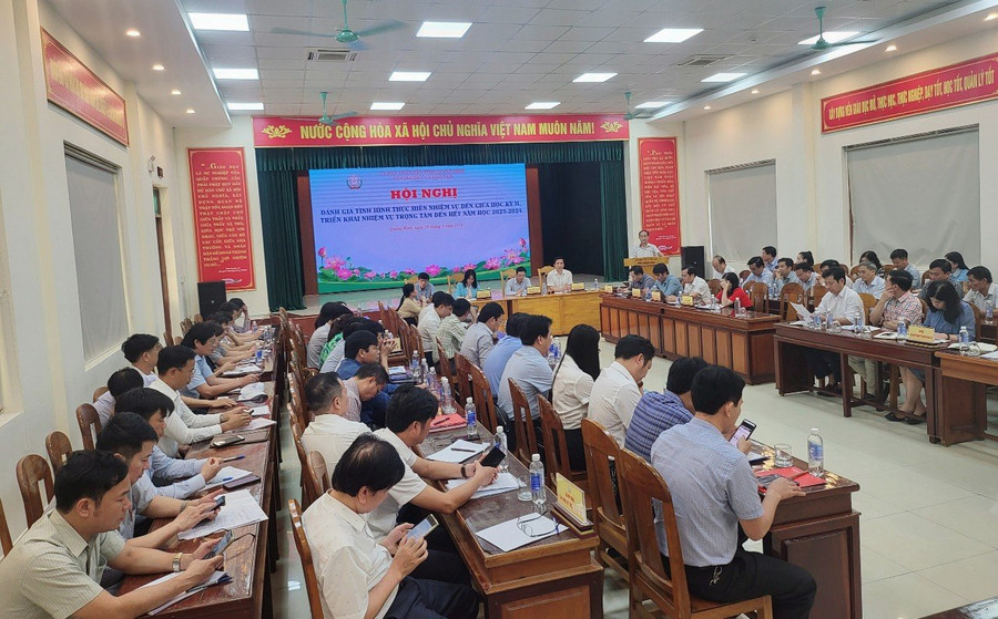 Lãnh đạo các đơn vị, phòng GD đóng góp ý kiến tại hội nghị. Lãnh đạo các đơn vị, phòng GD đóng góp ý kiến tại hội nghị.