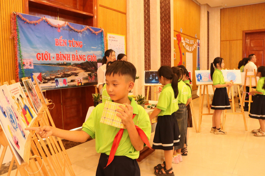 Thầy cô, học sinh cùng tham quan gian hàng trưng bày của các trường trong dự án. Thầy cô, học sinh cùng tham quan gian hàng trưng bày của các trường trong dự án.