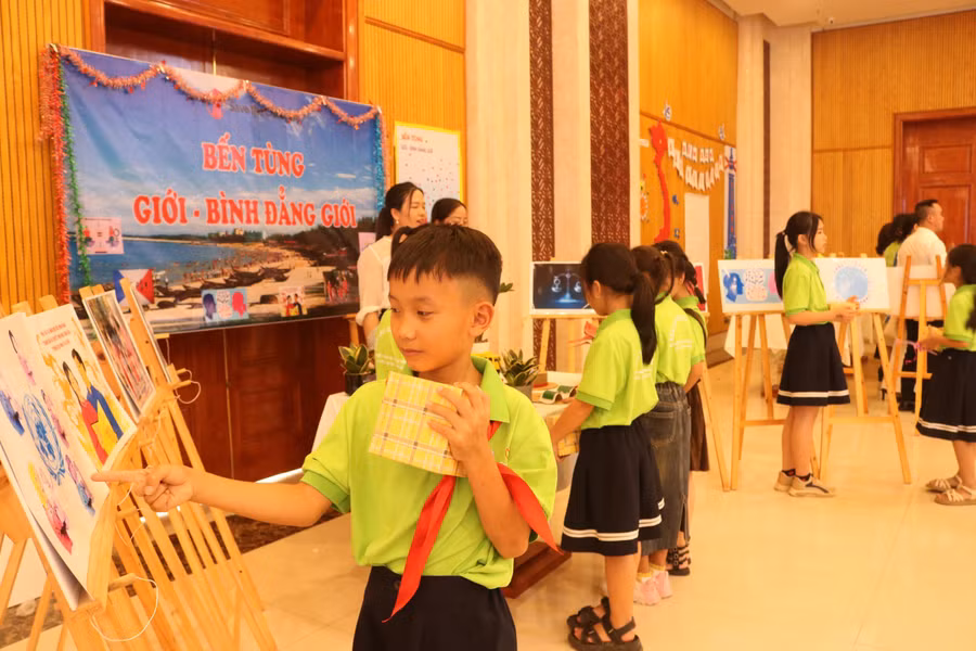 Thầy cô, học sinh cùng tham quan gian hàng trưng bày của các trường trong dự án.