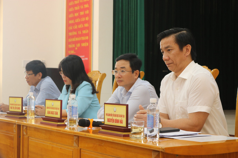 Ban lãnh đạo Sở GD&ĐT tại Hội nghị. Ban lãnh đạo Sở GD&ĐT tại Hội nghị.