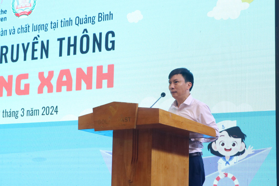 Ông Lê Viết Cảm, Trưởng phòng Mầm non - Tiểu học, Sở GD&ĐT Quảng Bình phát biểu khai mạc. Ông Lê Viết Cảm, Trưởng phòng Mầm non - Tiểu học, Sở GD&ĐT Quảng Bình phát biểu khai mạc.