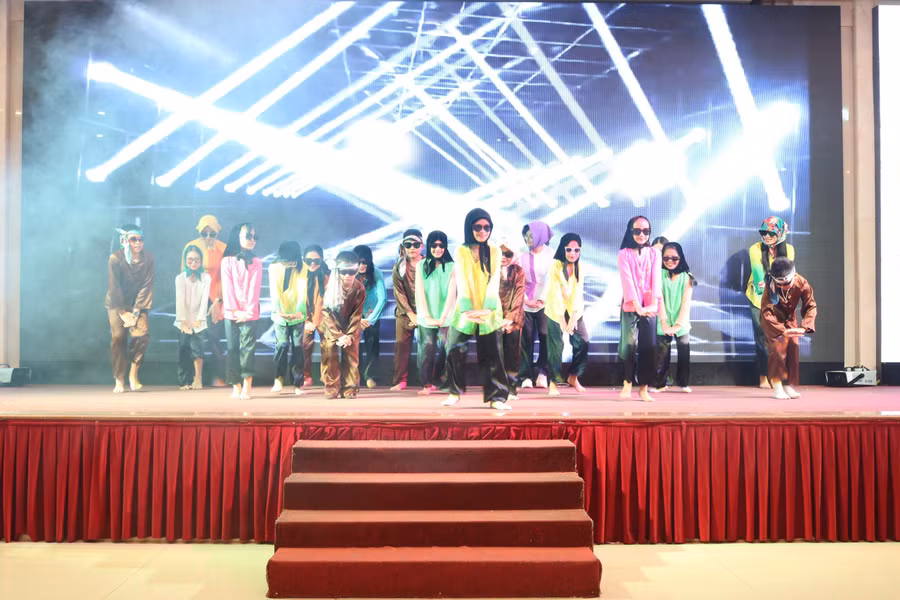 Học sinh tiểu học của 2 huyện Bố Trạch và Quảng Trạch (Quảng Bình) hào hứng tham gia ngày hội.