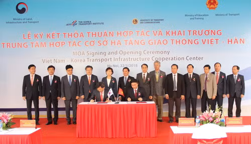 Lễ ký kết được diễn ra dưới sự chứng kiến của Bộ trưởng Bộ Giao thông vận tải Nguyễn Văn Thể, Thứ trưởng Bộ GD&ĐT Phạm Mạnh Hùng; Bộ trường Bộ Đât đai, Cơ sở hạ tầng và Giao thông Hàn Quốc