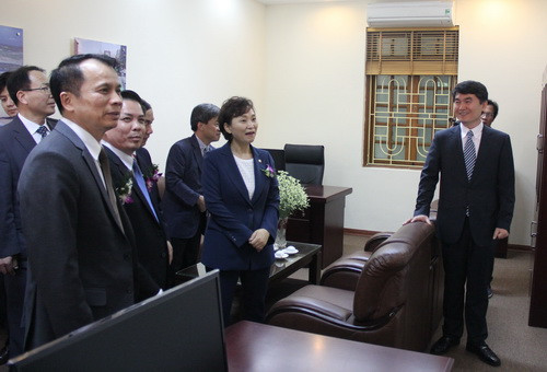 Sau lễ ký kết, cắt băng khánh thành, các đại biểu thăm quan Trung tâm Hợp tác cơ sở hạ tầng giao thông Việt-Hàn. Sau lễ ký kết, cắt băng khánh thành, các đại biểu thăm quan Trung tâm Hợp tác cơ sở hạ tầng giao thông Việt-Hàn.