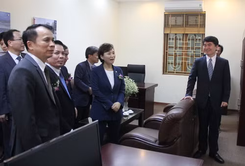 Sau lễ ký kết, cắt băng khánh thành, các đại biểu thăm quan Trung tâm Hợp tác cơ sở hạ tầng giao thông Việt-Hàn.