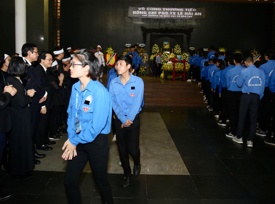 Đoàn viên sinh viên bày tỏ lòng thương tiếc tiễn biệt Thứ trưởng Lê Hải An, nguyên Hiệu trưởng Trường ĐH Mỏ - Địa chất