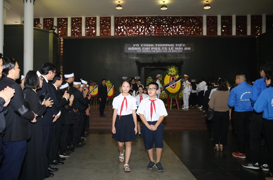 Dòng người đến tiễn đưa Thứ trưởng Lê Hải An kéo dài, trong đó có các em học sinh