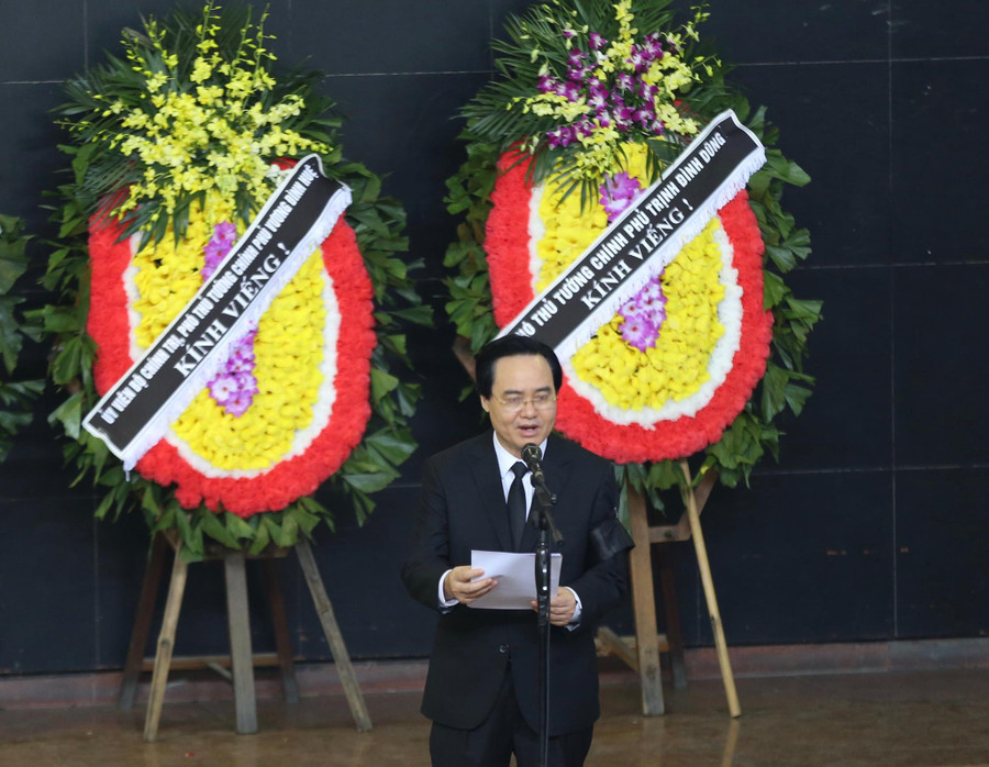 Bộ trưởng Bộ GD&ĐT Phùng Xuân Nhạ – Trưởng Ban tổ chức lễ tang đọc Điếu văn và tuyên bố phút mặc niệm