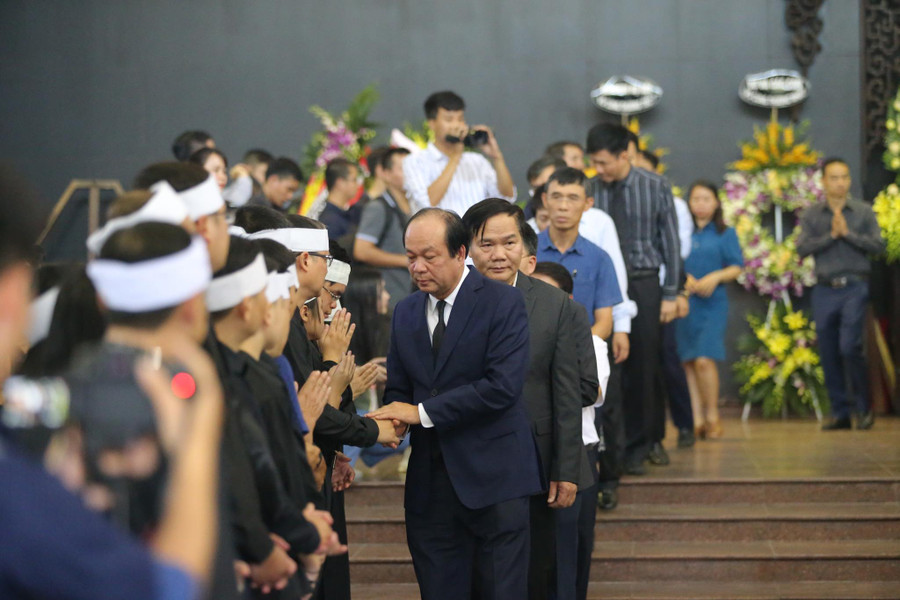 Đoàn Văn phòng Chính phủ do Bộ trưởng, Chủ nhiệm văn phòng Chính phủ Mai Tiến Dũng dẫn đầu vào viếng