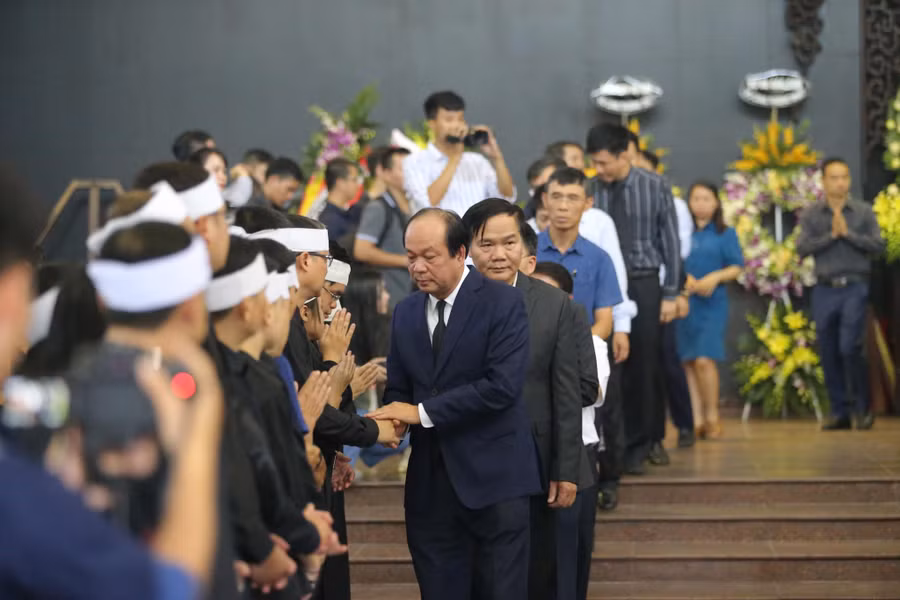 Đoàn Văn phòng Chính phủ do Bộ trưởng, Chủ nhiệm văn phòng Chính phủ Mai Tiến Dũng dẫn đầu vào viếng