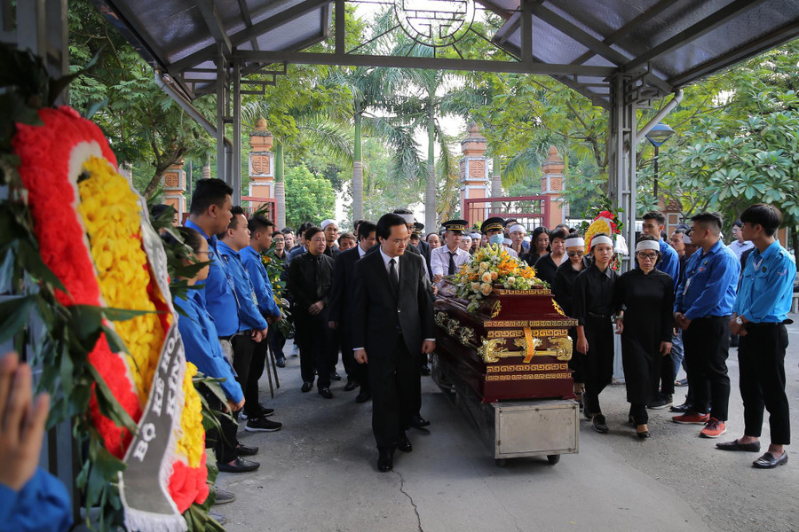 Gia đình, đồng nghiệp, bạn bè tiễn đưa Thứ trưởng Lê Hải An tới Đài hóa thân Hoàn Vũ, thành phố Hà Nội