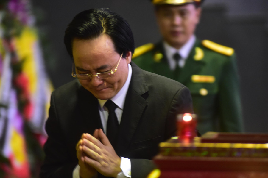 Bộ trưởng Bộ Giáo dục và Đào tạo Phùng Xuân Nhạ đau buồn tiễn biệt người đồng chí, đồng nghiệp