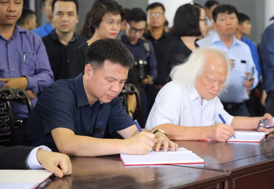 Tổng biên tập Báo Giáo dục và Thời đại Triệu Ngọc Lâm xúc động ghi sổ tang tiễn biệt Thứ trưởng Lê Hải An