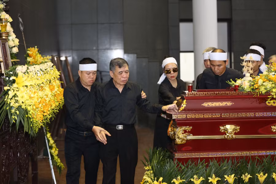 Tang quyến và gia đình bên linh cữu Thứ trưởng Lê Hải An