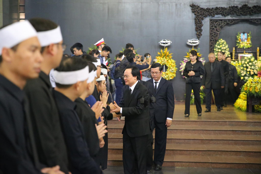 Đoàn Bộ Giáo dục và Đào tạo do Bộ trưởng Phùng Xuân Nhạ dẫn đầu vào viếng