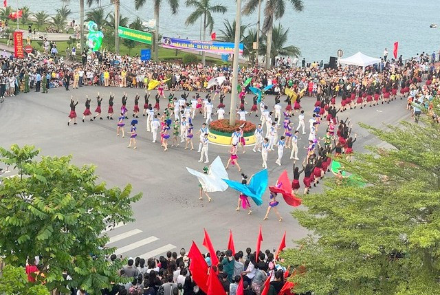 Các nghệ sĩ, diễn viên diễu hành, biểu diễn trên tuyến phố Đồng Hới. Các nghệ sĩ, diễn viên diễu hành, biểu diễn trên tuyến phố Đồng Hới.