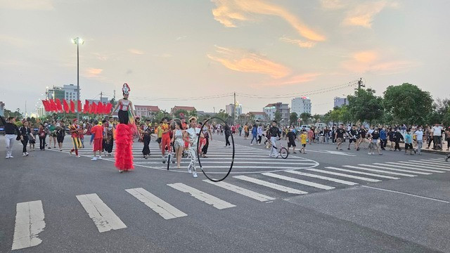 Các nhóm xiếc biểu diễn tại lễ hội thu hút người dân tham gia. Các nhóm xiếc biểu diễn tại lễ hội thu hút người dân tham gia.