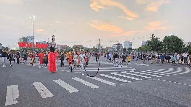 Các nhóm xiếc biểu diễn tại lễ hội thu hút người dân tham gia.