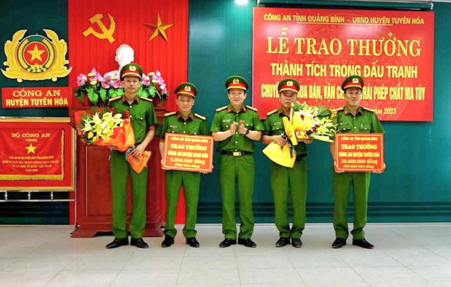 Công an Quảng Bình trao thưởng cho lực lượng tham gia chuyên án. Công an Quảng Bình trao thưởng cho lực lượng tham gia chuyên án.
