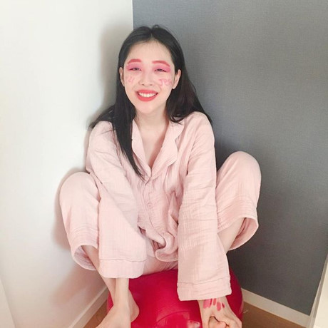 Top 9 thần tượng Kpop kỳ lạ, gây sốc nhất trên Instagram - Ảnh 3 Top 9 than tuong Kpop ky la, gay soc nhat tren Instagram - Anh 3