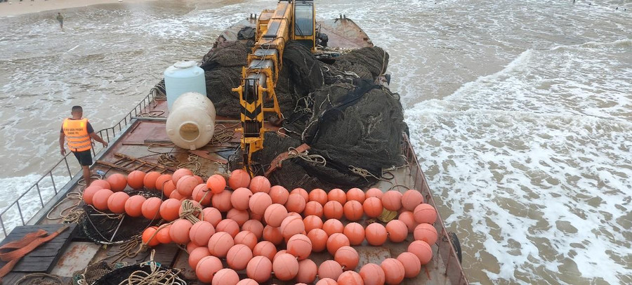Trên tàu có đầy đủ các vật dụng và phương tiện đánh bắt. Trên tàu có đầy đủ các vật dụng và phương tiện đánh bắt.