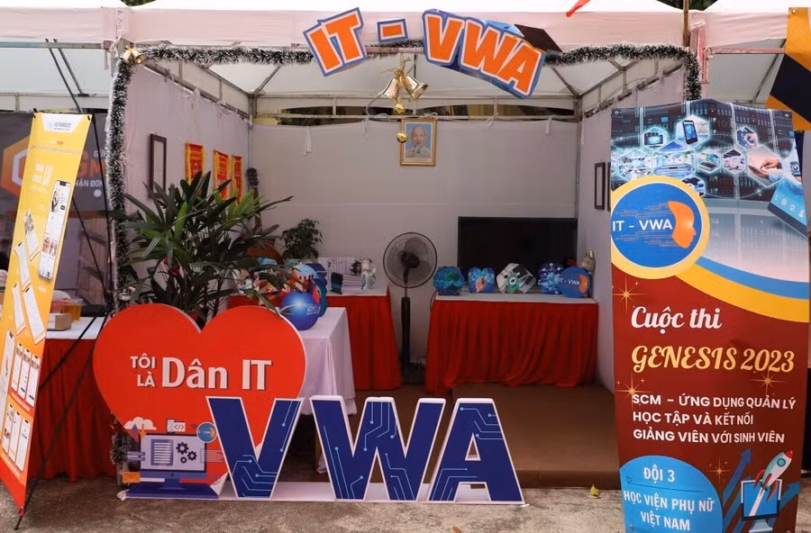 Gian hàng đội dự thi Viện Công nghệ thông tin, Học viện Phụ nữ Việt Nam.