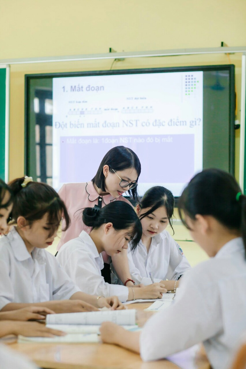 Cô - trò Trường THPT Lục Nam (Bắc Giang). Cô - trò Trường THPT Lục Nam (Bắc Giang).