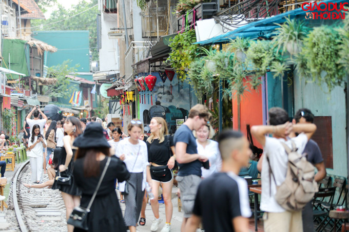 Trên cafe" xóm đường tàu" rất đông khách du lịch đến không kể ngày hay đêm.