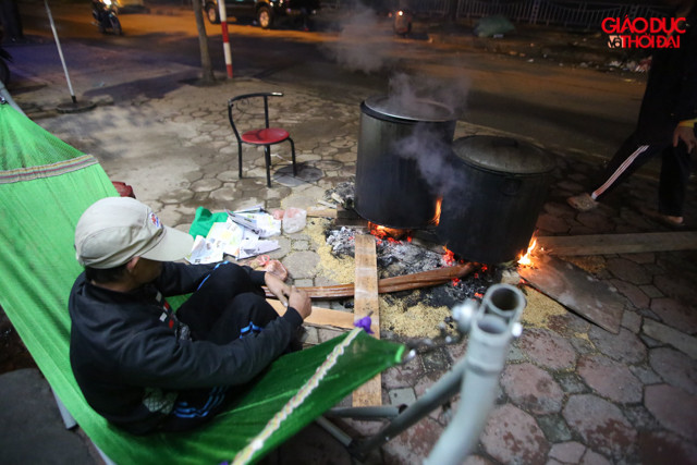 Canh nồi bánh chưng trong thời gian dài, chú Hải vác cả võng ra vỉa hè để nằm.