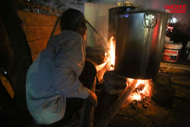 Nhiều người Hà Nội cho biết, được tự tay gói bánh, luộc bánh chưng thâu đêm là thói quen mấy chục năm qua.