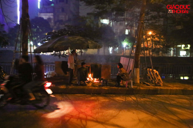 Năm nay là năm thứ 8 chú Sơn (60 tuổi sống ở 392 Khương Đình) bắc nồi bánh chưng. Bánh chưng chú Sơn làm chủ yếu phục vụ người thân, gia đình, hàng xóm xung quanh khu nhà.