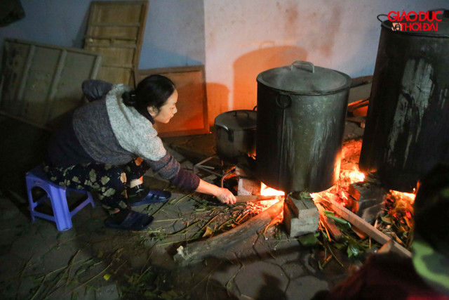 Ở một góc vỉa hè trên đường Khương Hạ, một số gia đình "góp gạo thổi cơm chung" cùng nhau canh nồi bánh chưng.