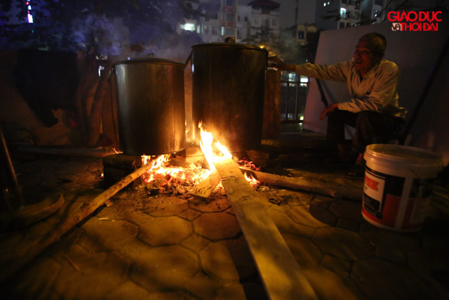 Tối 27 Tết, nhiều gia đình mới rảnh việc để chuẩn bị đồ đạc gói bánh chưng.