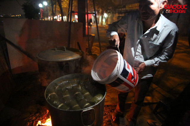 Về củi đun bánh chưng, chú Sơn cho biết đã chuẩn bị tích trữ từ trước đó rất lâu, chủ yếu là nhặt những đồ người ta bỏ đi, nhiều người quý cũng mang ra cho.
