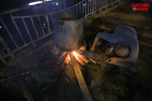 "Sau 12 tiếng mới có thể vớt bánh, coi như là thức trắng đêm, chưa kể phải liên tục tiếp nước để bánh chưng chín đều. Mỗi một đêm tôi nấu được khoảng 170 cái, năm nay lượng bánh chưng tôi làm gấp đôi năm ngoái do nhu cầu tăng cao nên mất khoảng 3 đêm mới xong", chú Sơn chia sẻ.