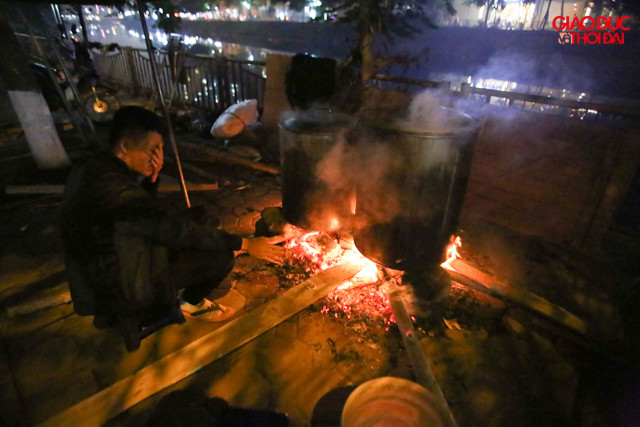 Chú Sơn chia sẻ thêm, giá bánh chưng năm nay nhỉnh hơn so với năm ngoái do giá thịt lợn tăng. Giá bánh từ 50 - 120 nghìn đồng/cái tùy loại nhân và kích cỡ.