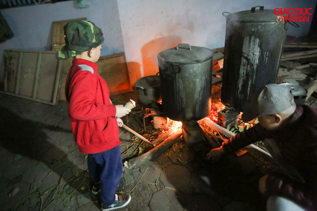 Không thua kém gì người lớn, những đứa trẻ ở đây cũng hào hứng tự mình đưa củi, canh nồi đến đêm muộn, hòa cùng không khí Tết ấm áp bên gia đình.