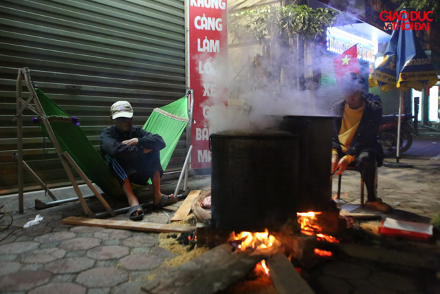 Cũng giống như chú Sơn, chú Hải (50 tuổi) đang canh nồi bánh chưng ở vỉa hè trên đường Vũ Tông Phan gần nhà. Chú luộc từ 6 giờ tối nên phải đến 6 giờ sáng hôm sau mới có thể vớt được bánh.