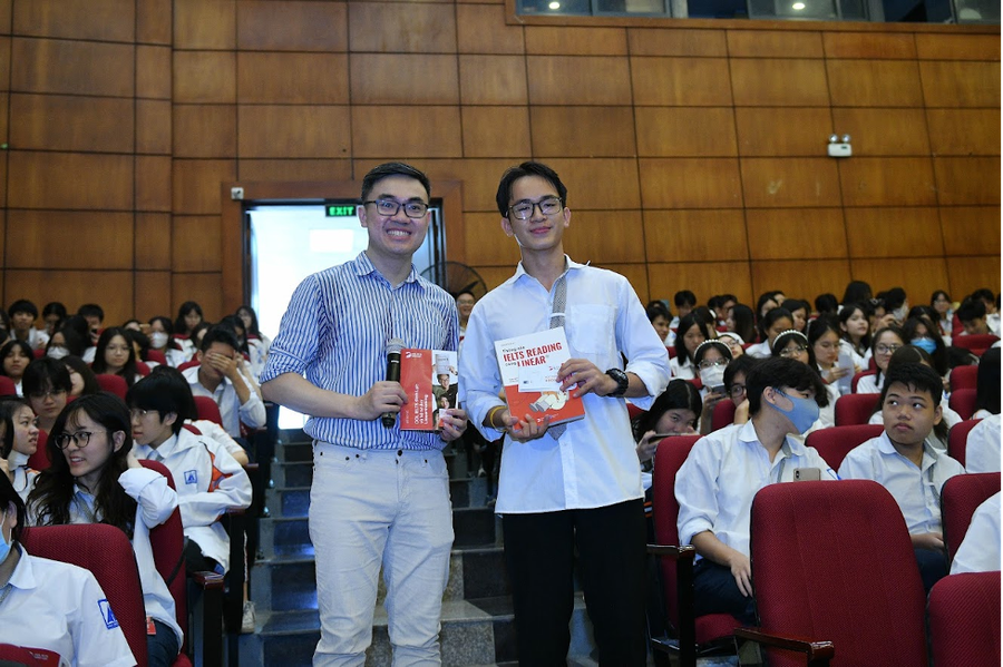 Rất nhiều phần quà của DOL đã được trao cho các bạn trường THPT chuyên Hà Nội- Amsterdam