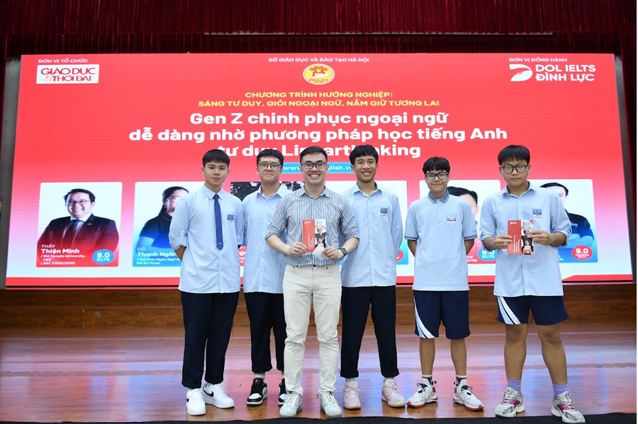 Sau buổi Workshop, các bạn học sinh tại THPT Nguyễn Siêu hân hoan ở lại chụp những bức hình lưu niệm cùng thầy Hùng. Sau buổi Workshop, các bạn học sinh tại THPT Nguyễn Siêu hân hoan ở lại chụp những bức hình lưu niệm cùng thầy Hùng.