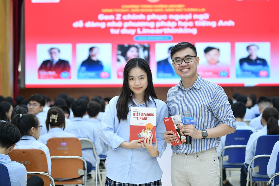 Học sinh THPT Nguyễn Siêu vui mừng khi nhận được món quà siêu ý nghĩa từ DOL English IELTS Đình Lực Học sinh THPT Nguyễn Siêu vui mừng khi nhận được món quà siêu ý nghĩa từ DOL English IELTS Đình Lực