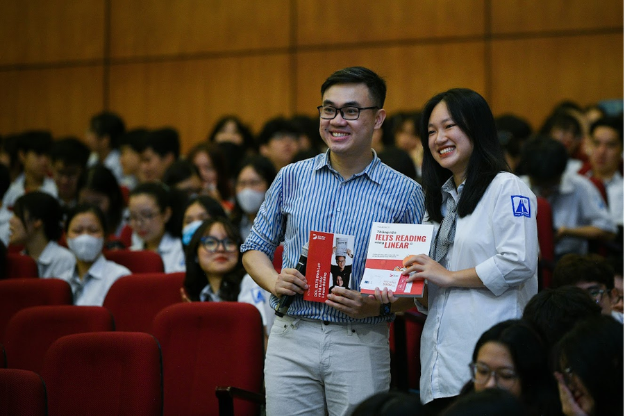 Bạn nào cũng hào hứng khi nhận được món quà từ DOL English