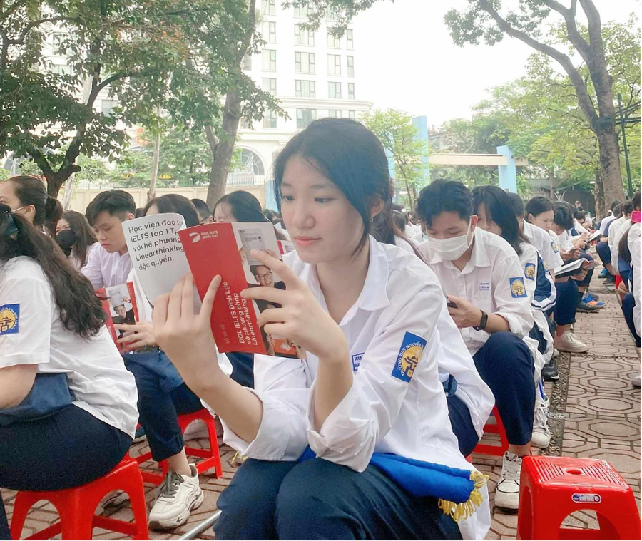 Các bạn học sinh chăm chú tìm hiểu phương pháp Linearthinking Các bạn học sinh chăm chú tìm hiểu phương pháp Linearthinking