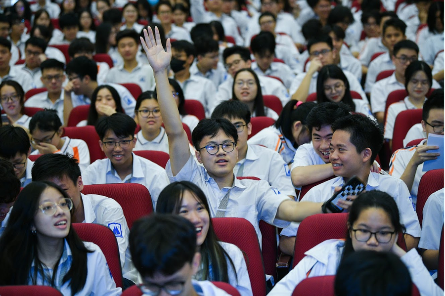 Các bạn học sinh trường Ams rất hăng hái tương tác với diễn giả.