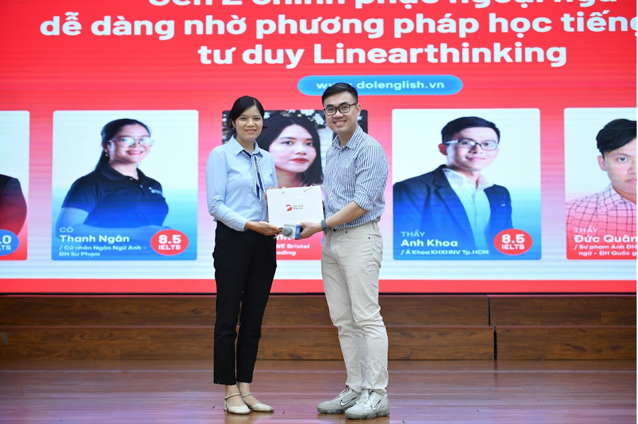 Thầy Huy Hùng - đại diện DOL IELTS Đình Lực có phần quà gửi tới BGH Trường THPT Nguyễn Siêu Thầy Huy Hùng - đại diện DOL IELTS Đình Lực có phần quà gửi tới BGH Trường THPT Nguyễn Siêu