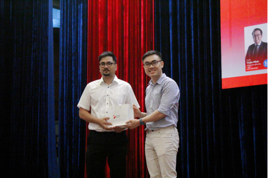 Thầy Huy Hùng đại diện DOL IELTS Đình Lực cùng đại diện Trường THPT chuyên Hà Nội - Amsterdam.