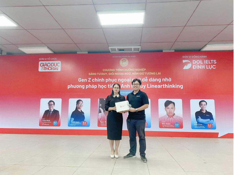 Thầy Đức Quân - đại diện DOL English IELTS Đình Lực trao phần quà tới BGH trường THPT Nguyễn Trãi-Ba Đình. Thầy Đức Quân - đại diện DOL English IELTS Đình Lực trao phần quà tới BGH trường THPT Nguyễn Trãi-Ba Đình.