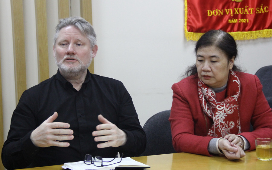 Ông Craig Thompson trao đổi tại buổi lễ.