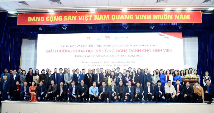 Các đại biểu và sinh viên tham gia vòng chung khảo Giải thưởng khoa học và công nghệ dành cho sinh viên.